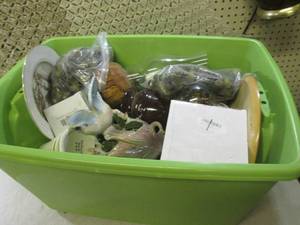 lot 253 image: (RM5) Tote Full of Asorted Vintage ...