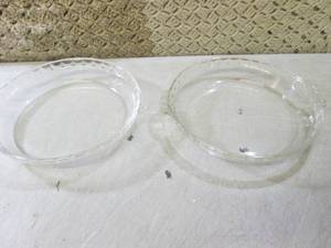 lot 299 image: (RM1) 2 Glass Pyrex Pie Pans 9 12...