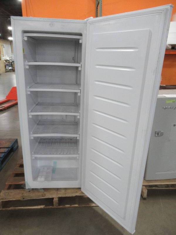 lot 27 image: Thomson Upright Freezer 6.5 cu. ft., TFRT690 - Scratch and Dent - In good working condition.