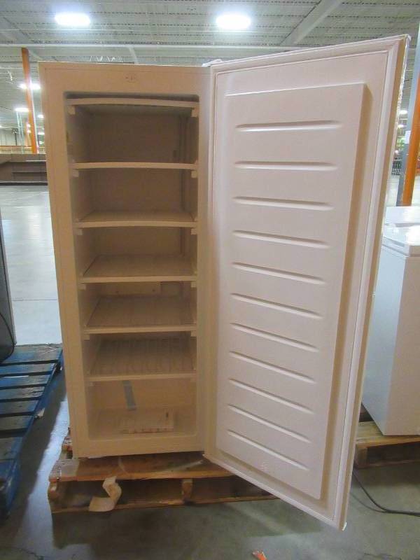 lot 45 image: Thomson Upright Freezer 6.5 cu. ft., TFRT690 - Scratch and Dent - In good working condition.
