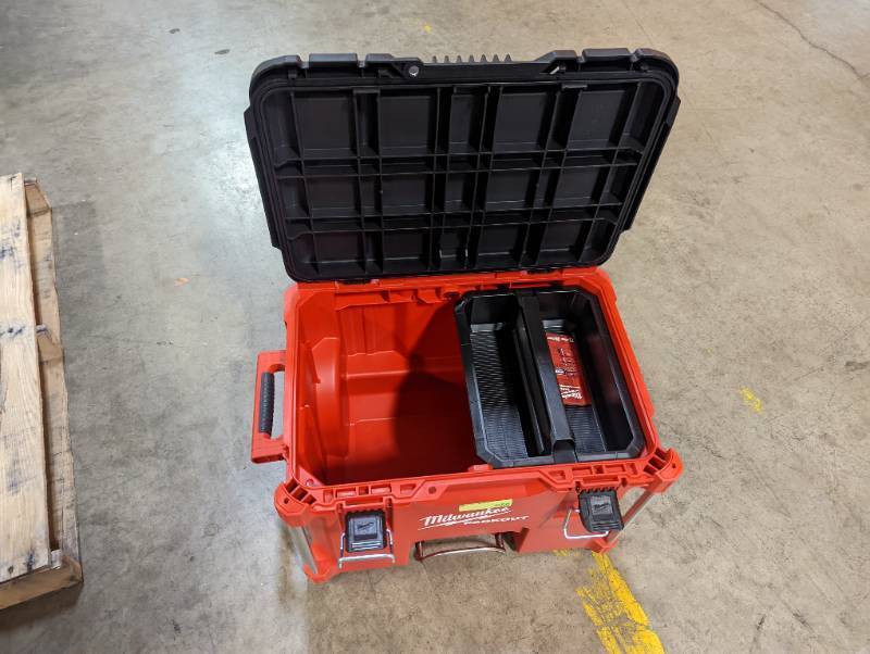lot 813 image: Milwaukee PACKOUT 22 in. Rolling Tool Box
