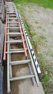 lot 9 image: Lot with aluminum ladders etc.