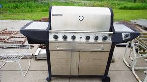 lot 16 image: Brinkman Pro Series 2720 gas grill