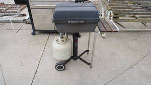 lot 17 image: Char-Broil gas grill