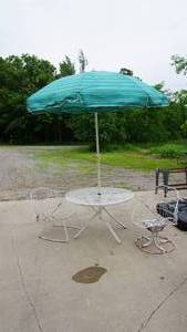 lot 18 image: Mid century modern patio set including collapsible 42 table, umbrella and two chairs