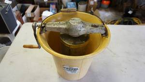 lot 85 image: Fun vintage HOSTESS Freezer table top ice cream maker