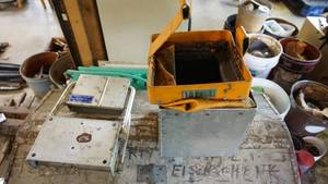 lot 100 image: Constructionscaffolding Retracket Bracket and heavy duty lift basket 8 12 x 8 12 steel