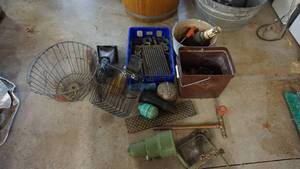 lot 114 image: Miscellaneous lot of vintage garagegardenoutdoor goods