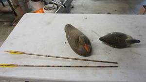 lot 117 image: Lot of two vintage duck decoys one papier-mch one plastic, two vintage Easton arrows