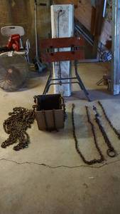 lot 171 image: Assorted garage lot including collapsible workbench, two 4ft utility fluorescent light fixtures, wood box of heavy duty chainshooks
