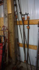 lot 173 image: Steel adjustable screw clamps 2 measuring over 8 feet, 4 measuring over 6 feet, assorted miscellaneous clamps, 40 inch steel poles x5