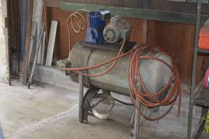 lot 26 image: Homeade Air Compressor