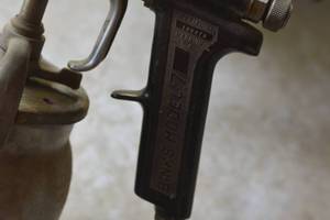 lot 45 image: binks modle 7 spray gun, pressure pot, light