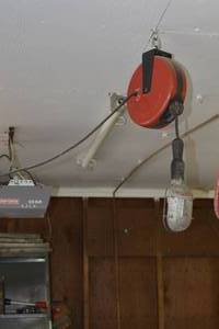 lot 64 image: retractable trouble light