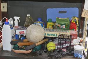 lot 98 image: Contents of shelf