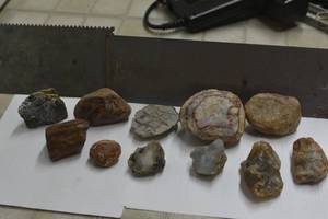 lot 124 image: Lot of rocks, back plate is 4 tall