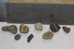 lot 126 image: Lot of rocks, back plate is 4 tall for size reference