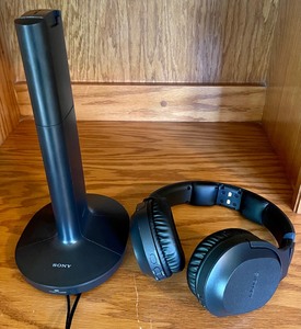 lot 65 image: Sony RF Stereo Transmitter Wireless Headphones