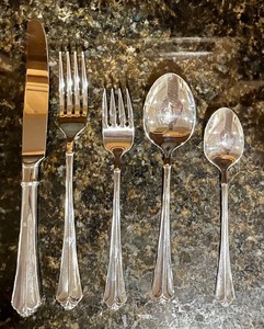 lot 99 image: Fine Oneida Flatware Set with a Wooden Case