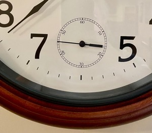 lot 103 image: Decorative Battery Operated Clock