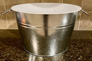 lot 119 image: 2 Metal Buckets