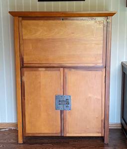 lot 36 image: Pottery Barn Bar Cabinet