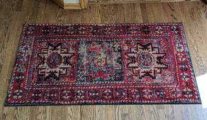 lot 29 image: Safavieh Accent Rug