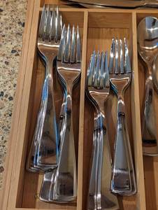 lot 43 image: Oneida Flatware