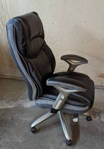 lot 147 image: Serta Rolling Office Chair