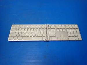 lot 43 image: Apple USB keyboard