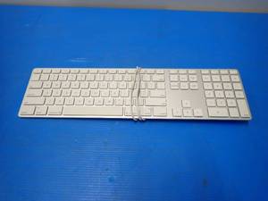 lot 44 image: Apple USB keyboard