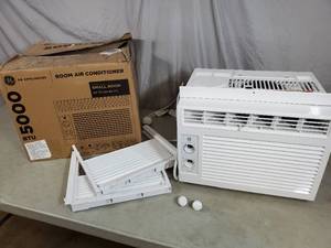GE 5000 Btu Window Air Conditioner - Needs Knobs
