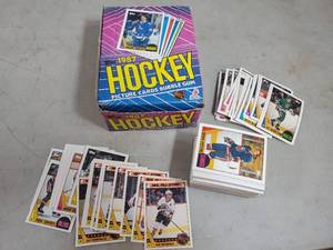 1987 Topps Hockey Bubble Gum Box with Cards