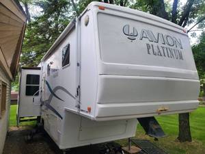 lot 1 image: 2002 33 FT FLEETWOOD AVION PLATINUM 5TH WEHEEL CAMPER WITH TRIPLE SLIDEOUTS