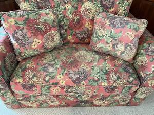 lot 4 image: Small Sleeper Sofa Chair