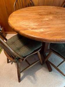 lot 17 image: Round Table with 4 Chairs & Seat Pad