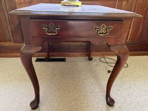 lot 10 image: Rectangle Wood End Table & Lamp