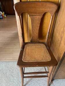 lot 21 image: Vintage Tall Chair
