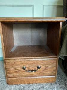 lot 33 image: End Table