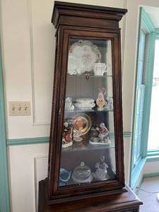 lot 40 image: Vintage Curio Cabinet