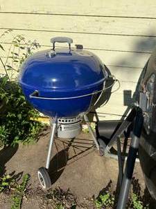 lot 199 image: Weber Charcoal Grill
