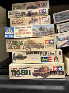 lot 225 image: Lot of 25 Models
