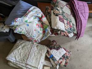 lot 112 image: Afghans, quilts and shams...