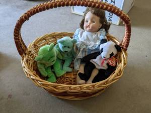 lot 118 image: Wicker basket with 3 beanie babies ...