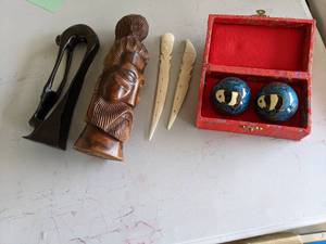 lot 128 image: 2 wooden African decor pieces, 2 le...