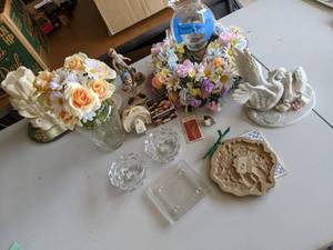 lot 131 image: Decor lot including large decorativ...