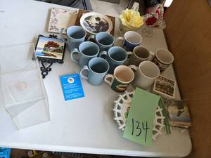 lot 134 image: Coffee mugs, coasters and decor ite...