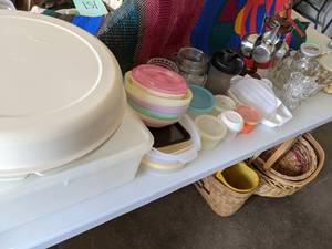 lot 150 image: Large lot of Tupperware and glasswa...