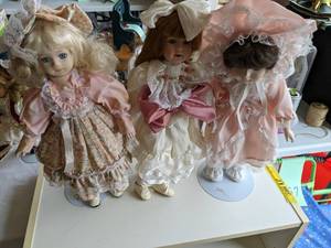 lot 158 image: (3)Collectable Dolls with Stands...