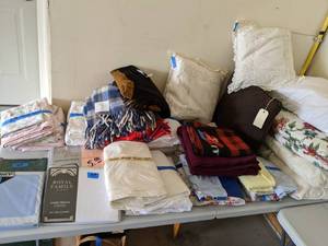 lot 165 image: Twin, Queen Sheets, Pillowcases, Bl...